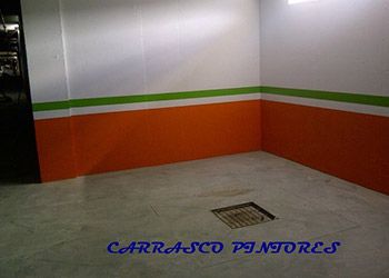 Carrasco Pintores - 3ª Generación pared pintada de naranja y verde
